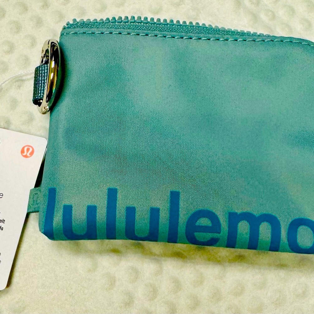 Lululemon Clip-able Card Pouch, Blue, NWT! - Picture 7 of 9